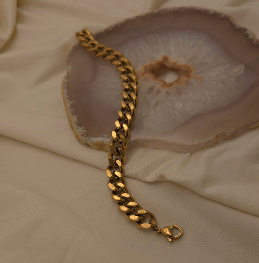 Vira XL Curb bracelet - Bold gold that speaks without words