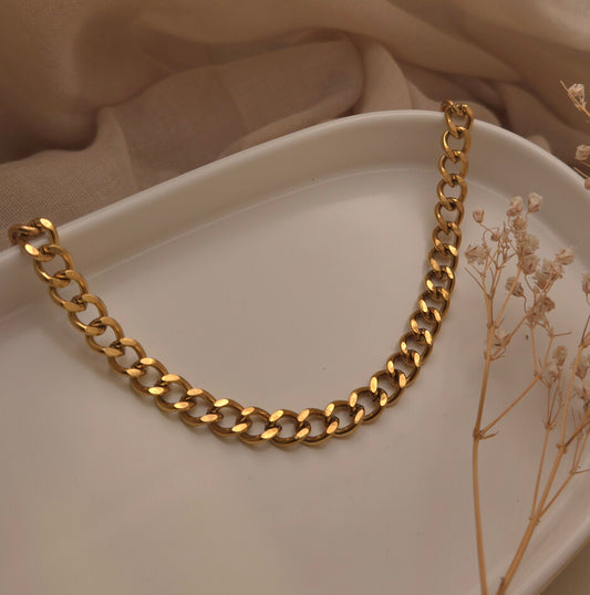 Vira Curb Chain - Bold gold that speaks for you