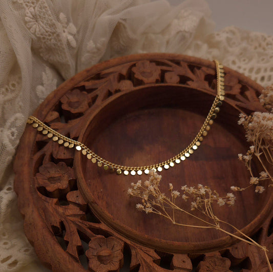 Ameena necklace - Soft shimmer. Bold allure.