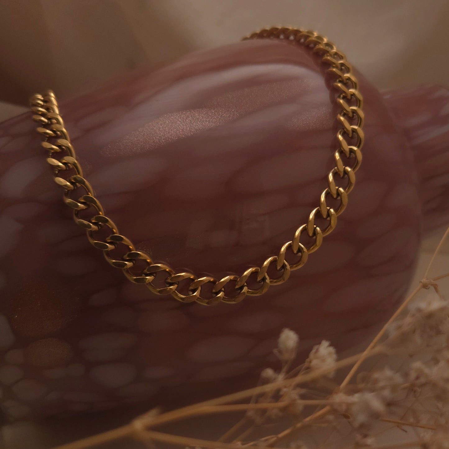 Vira Curb Chain - Bold gold that speaks for you