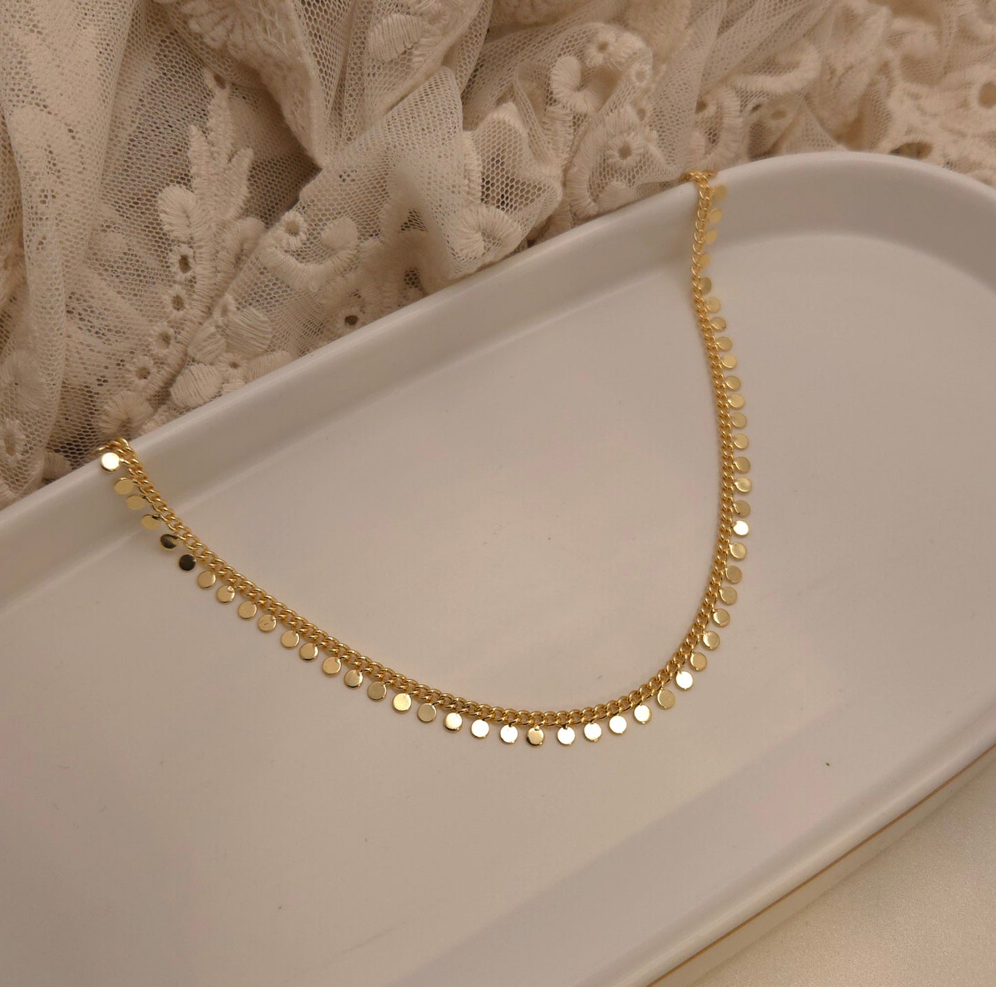 Ameena necklace - Soft shimmer. Bold allure.