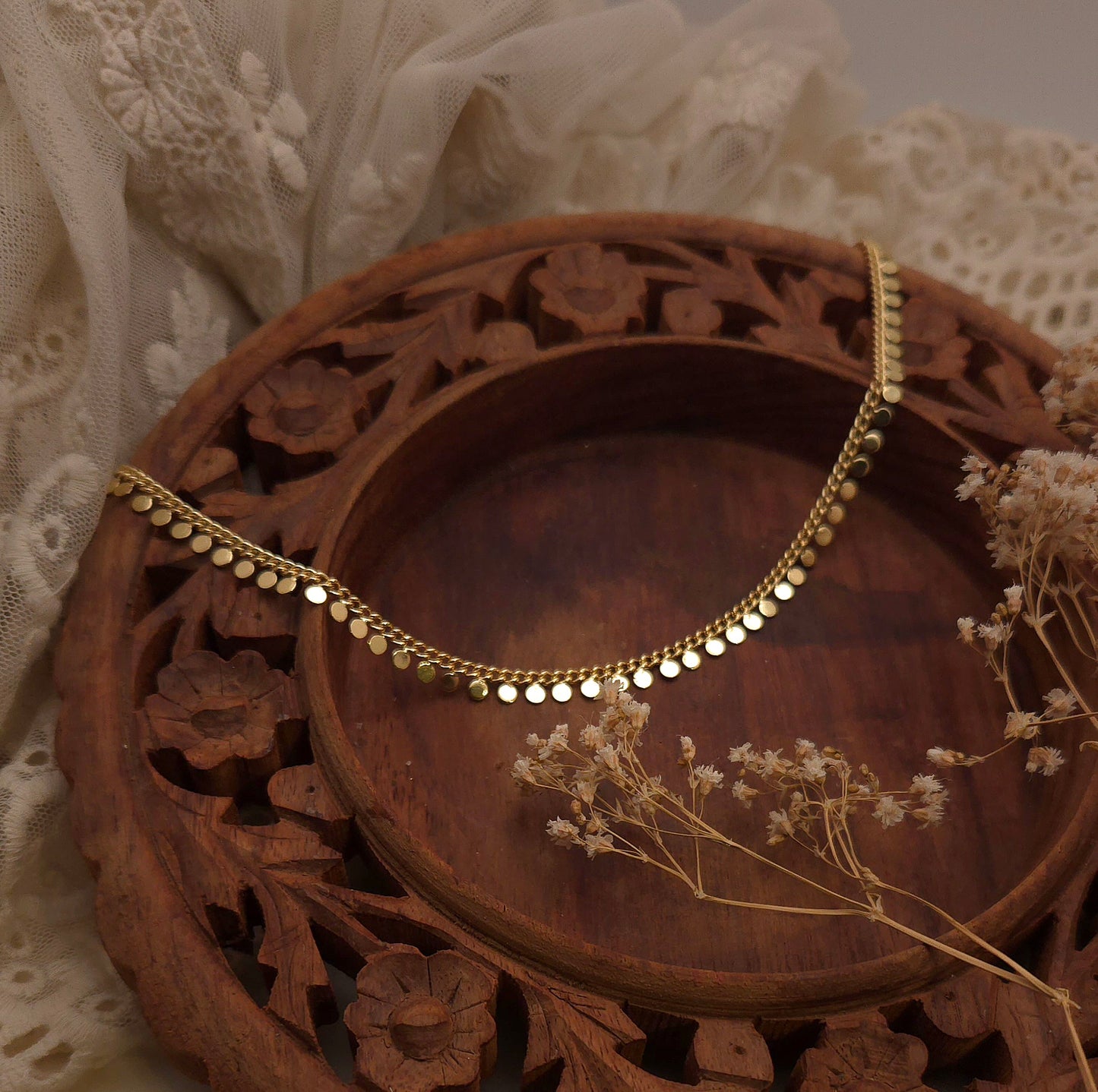 Ameena necklace - Soft shimmer. Bold allure.